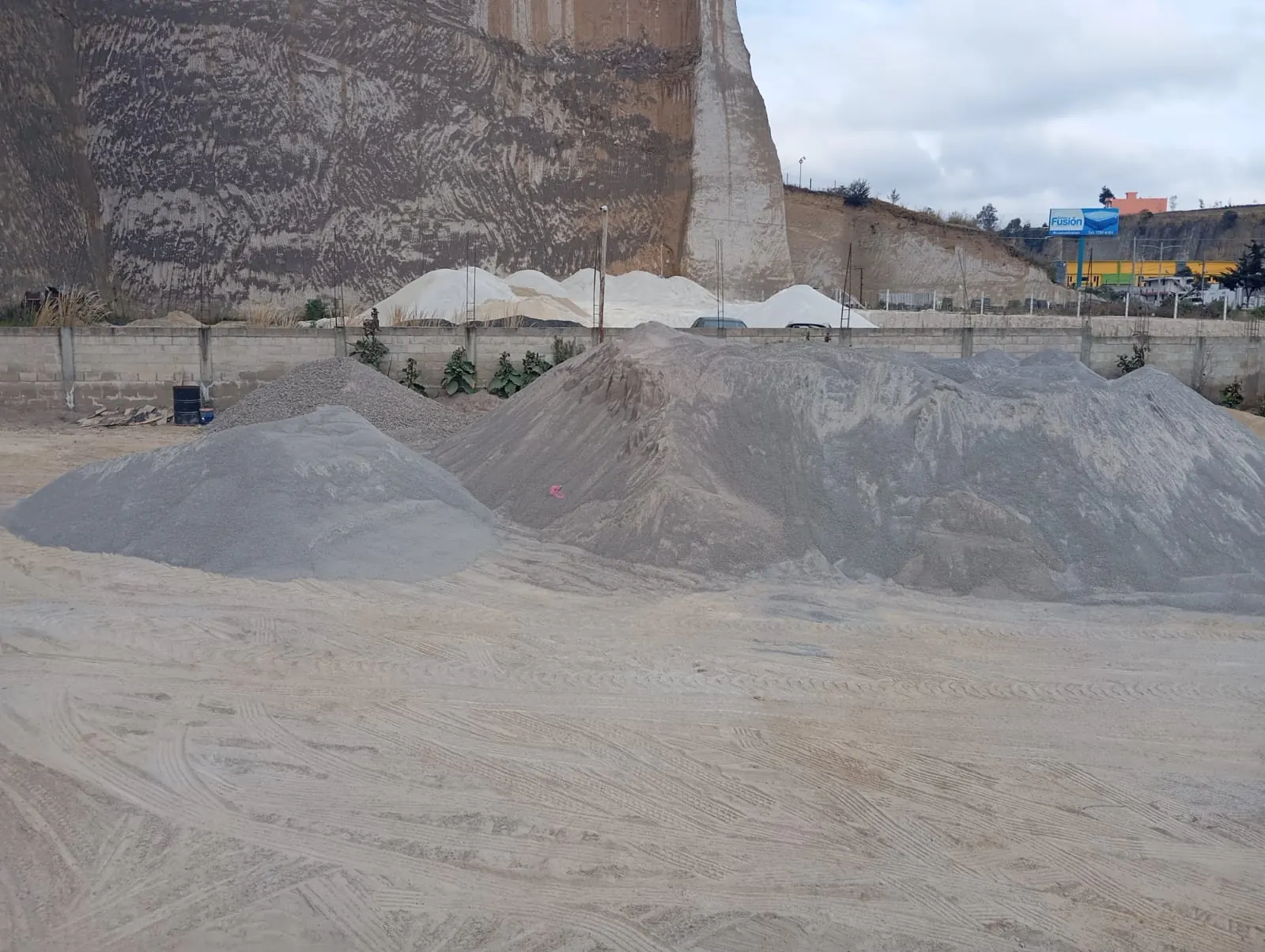 Agregados para construcción en predio