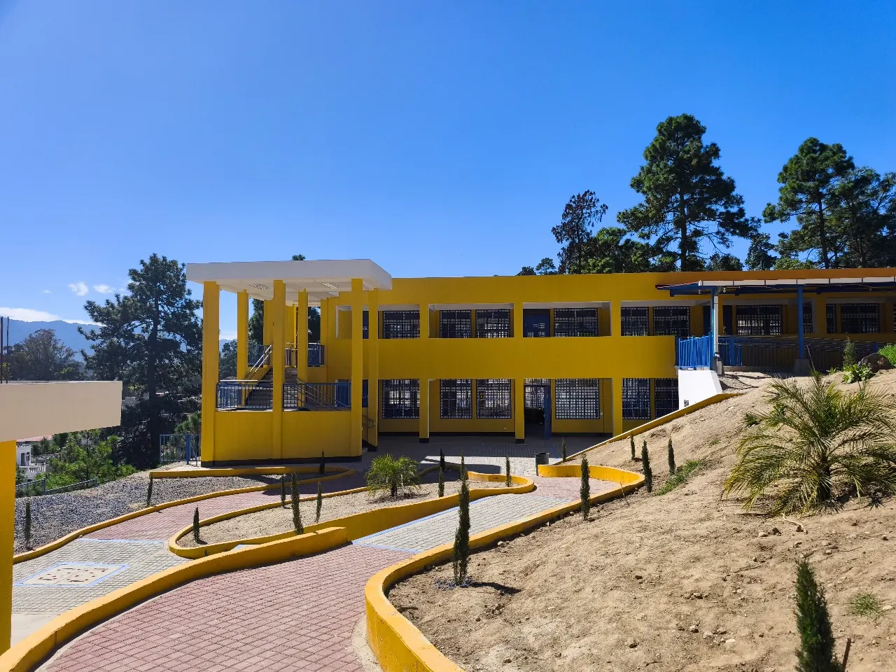 Edificio escolar de dos niveles terminado