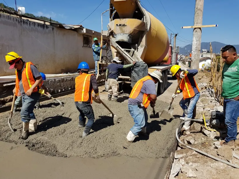 Equipo de EDIFIKA fundiendo concreto en obra