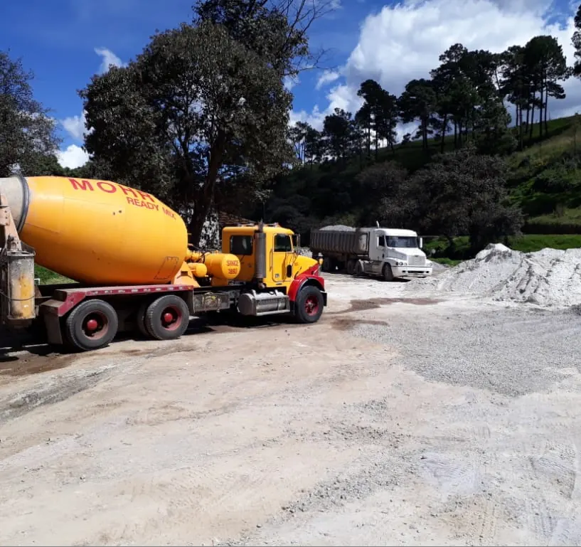 Camión mezclador en obra