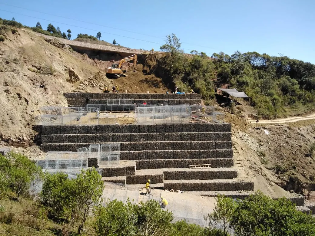 Muro de contención escalonado en ladera