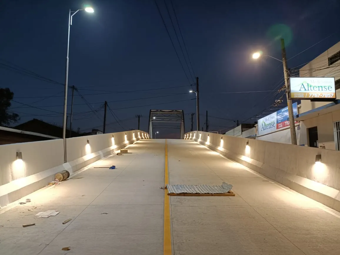 Paso a desnivel iluminado de noche