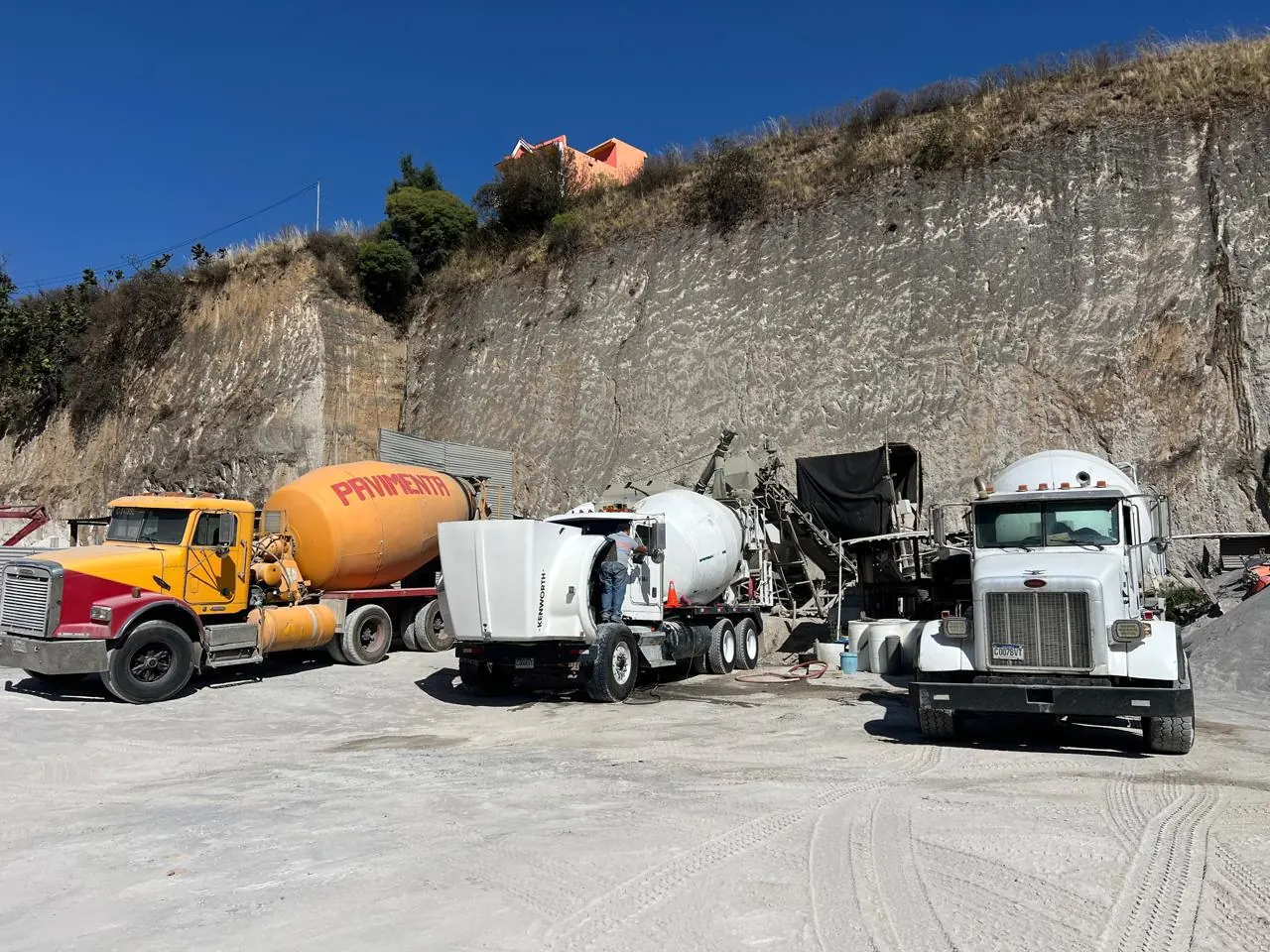 Flota de camiones mezcladores en la planta de concreto