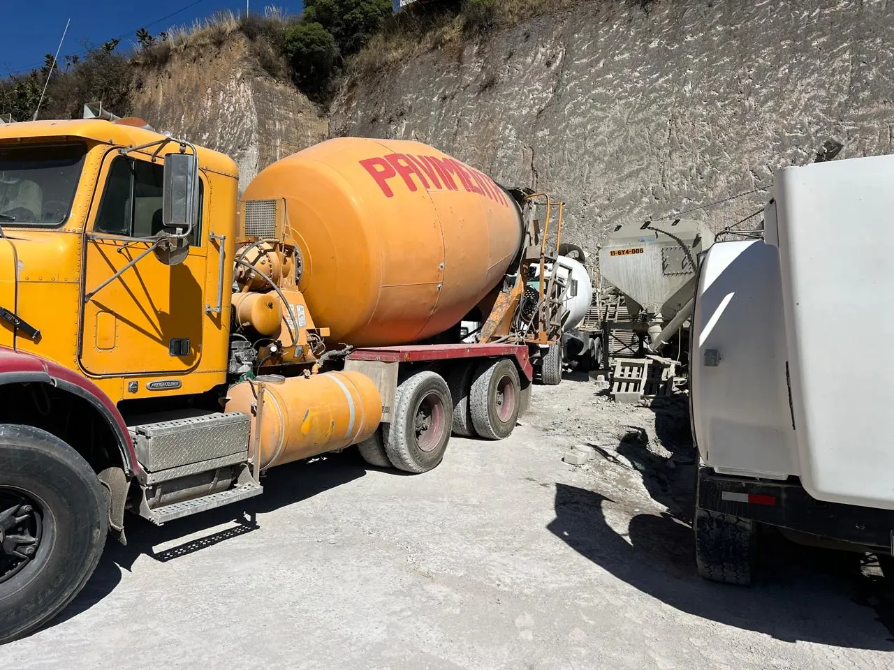 Camión mezclador en la planta de concreto