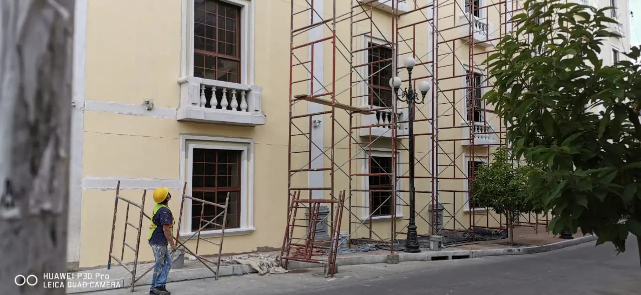 Andamios en fachada de edificio histórico