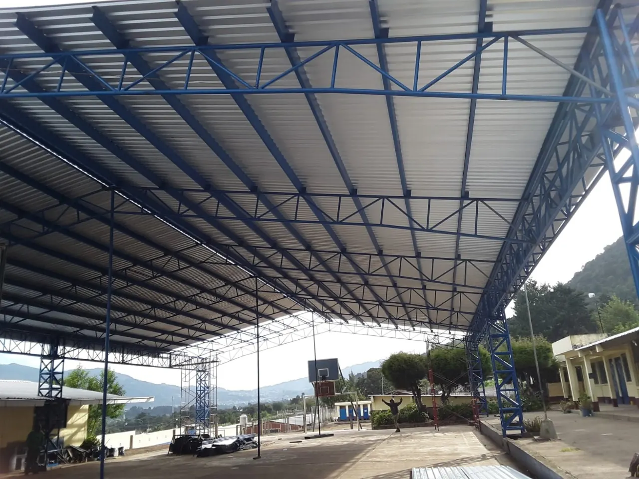Techado polideportivo con estructura metálica